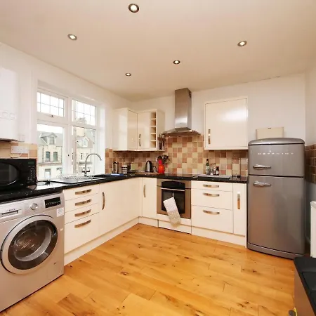 Acomb Central, Hébergement de vacances